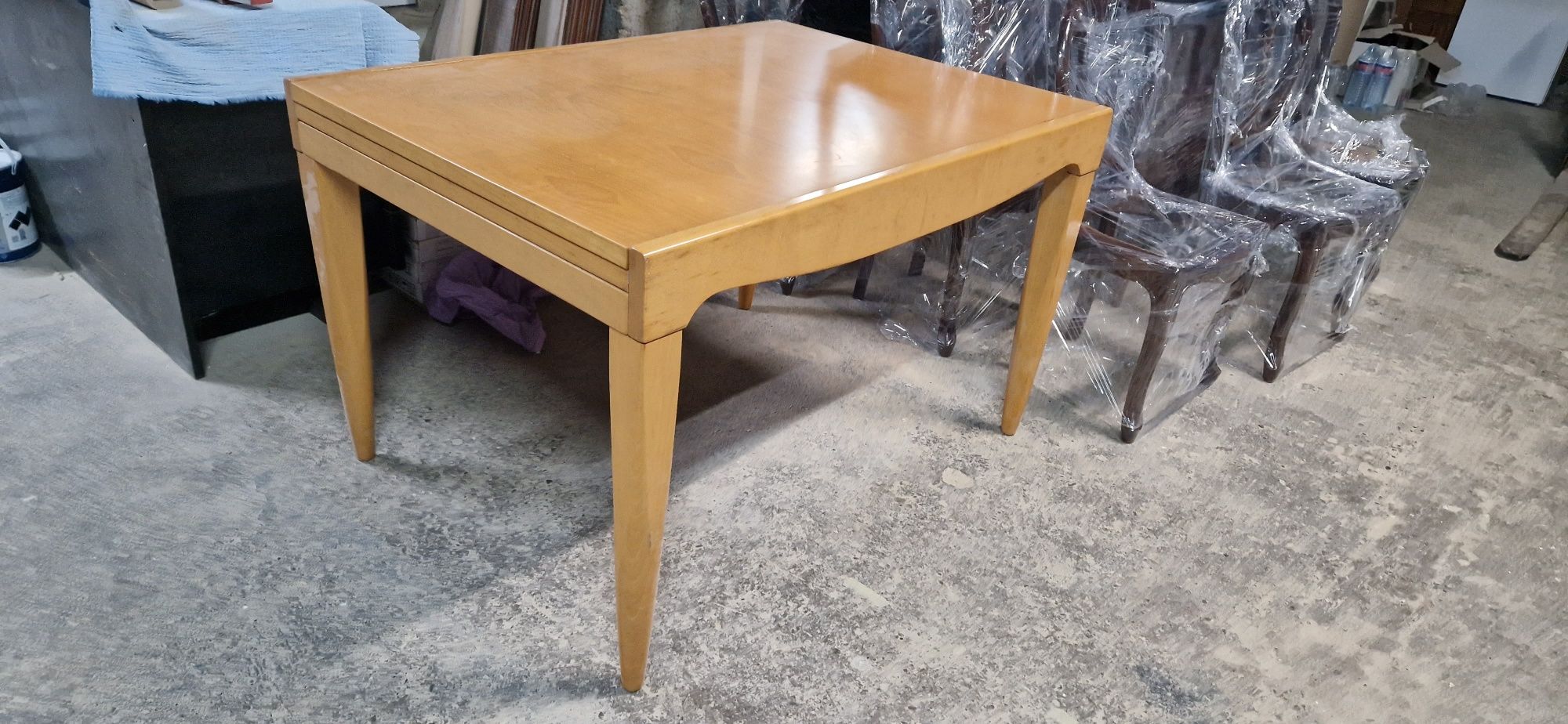 Mesa em madeira maciça