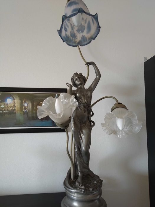 Candeeiro Art Decó, em estanho puro maciço, com 3 tulipas em vidro