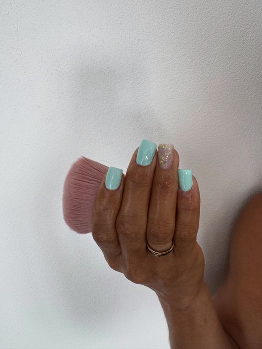 Precisa-se de modelo de unhas de gel
