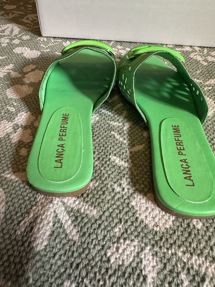 Chinelos verdes com bordados Lança Perfume novos