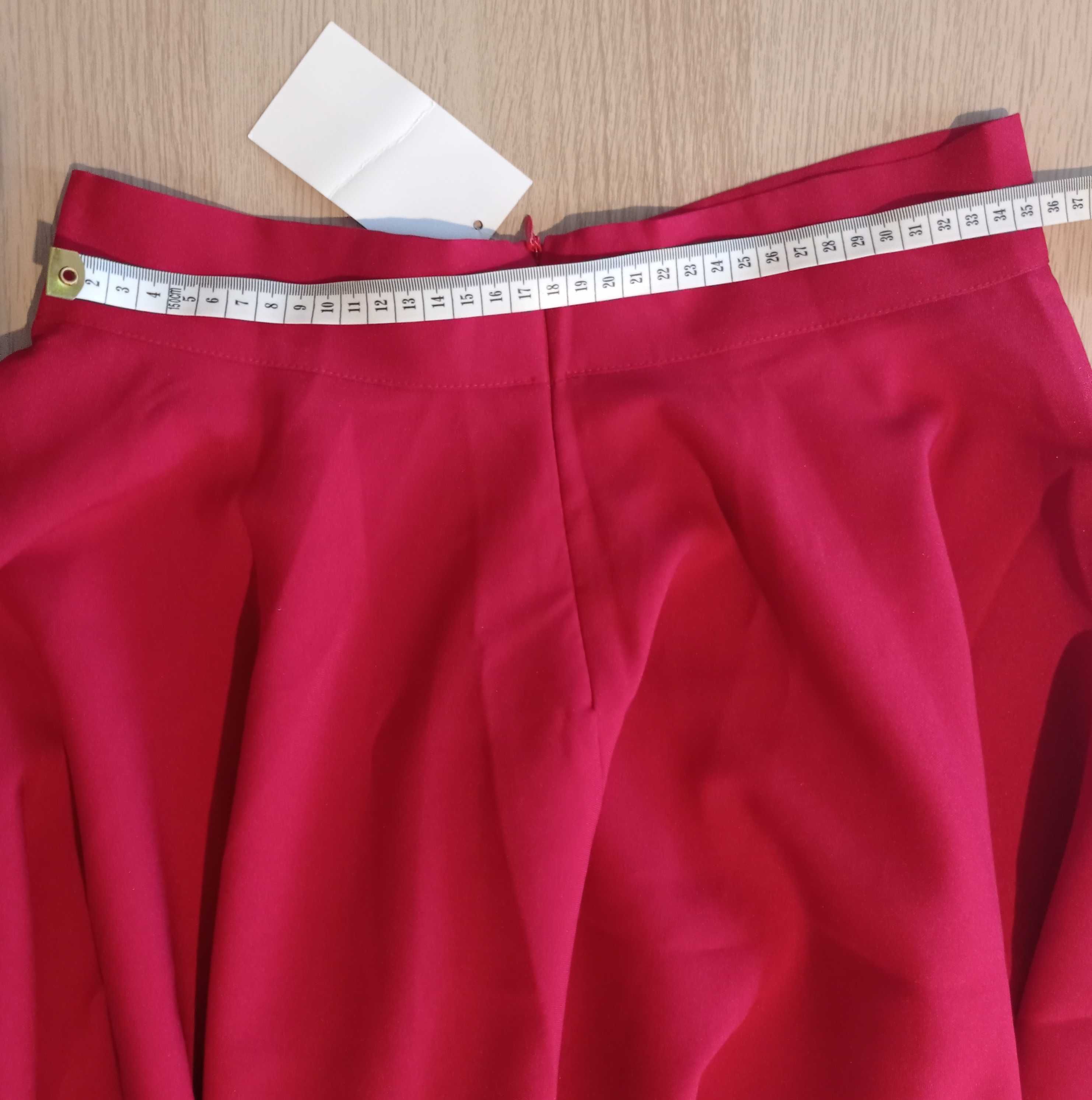 Czerwona rozkloszowana spódnica