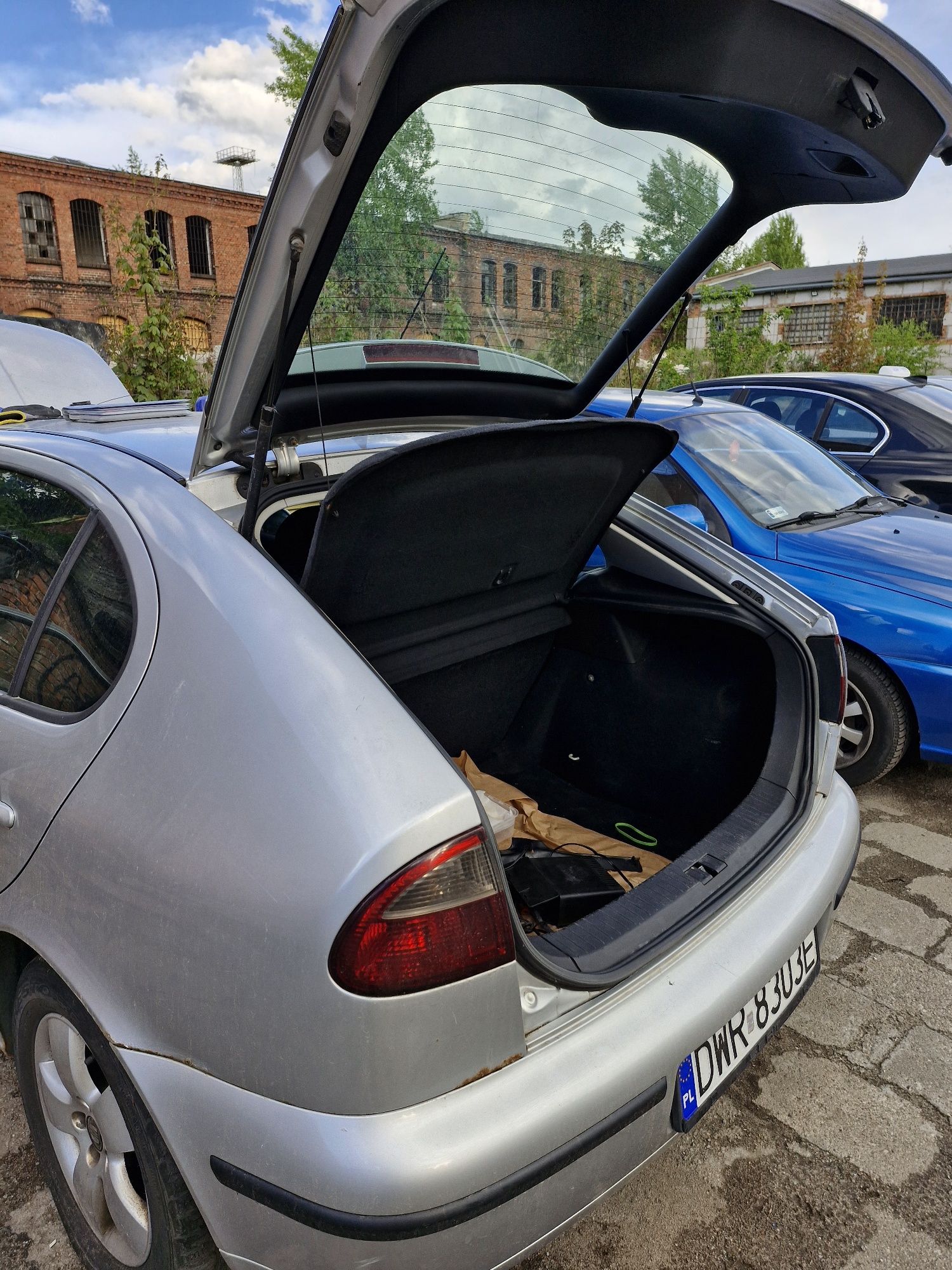 Seat leon, w całości lub na części