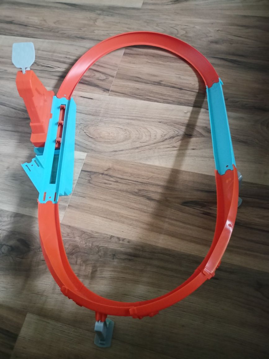 Tor hotwheels action speed boost pętla