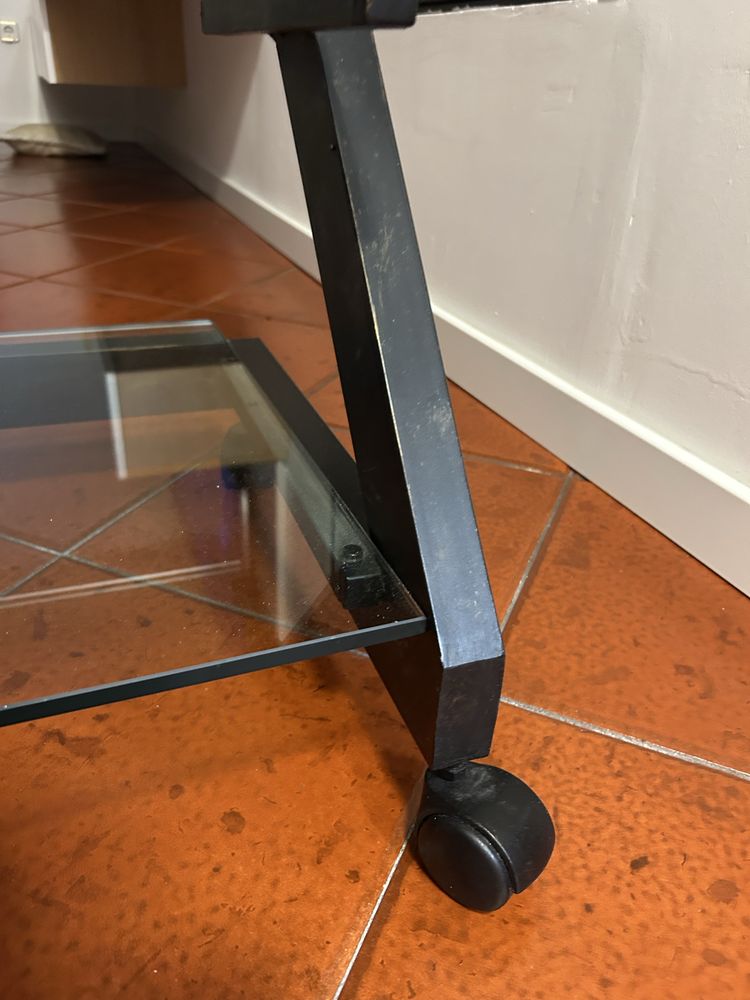 Movel com parteleiras em vidro
