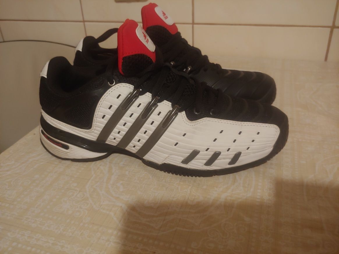 Damskie obuwie sportowe. ADIDAS. Rozmiar 38.