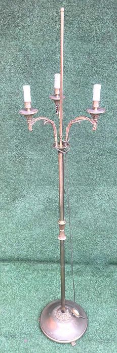 Candeeiro antigo, de pé alto com abajur