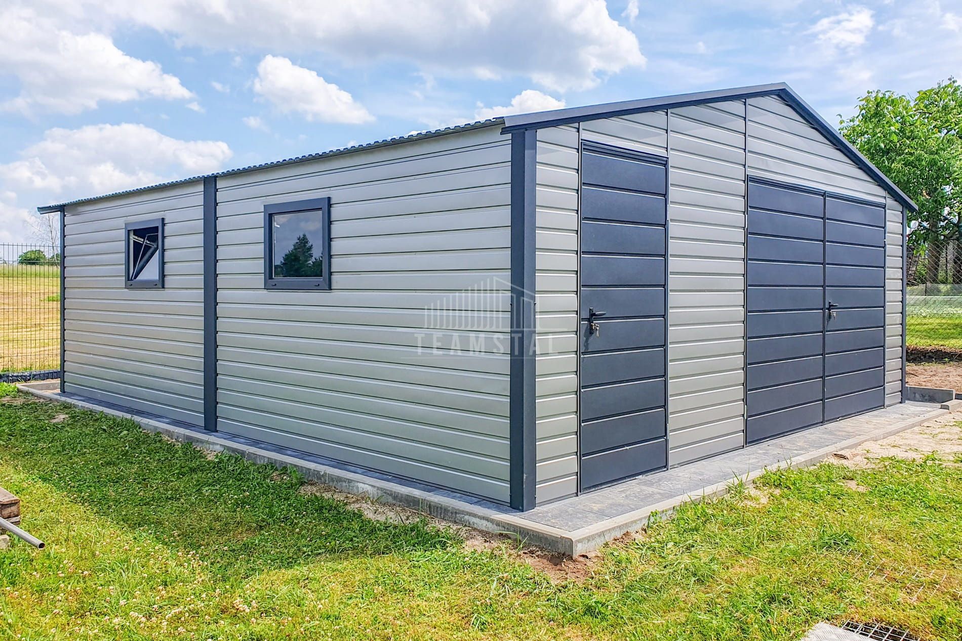 Garaż Blaszany 7x6m Brama Uchylna Drzwi Rynny Dach Dwuspadowy TS710