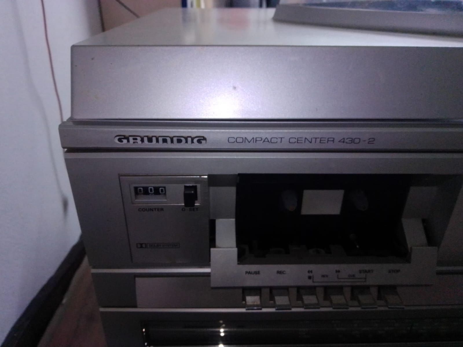 Aparelhagem antiga Grundig com colunas