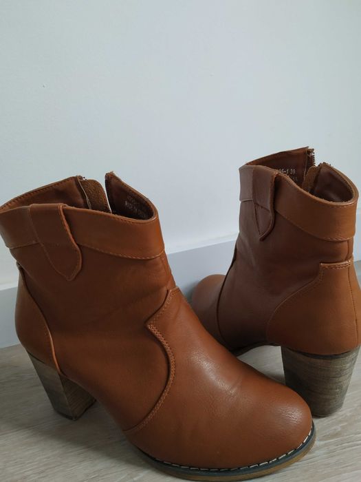 Botas castanhas 39