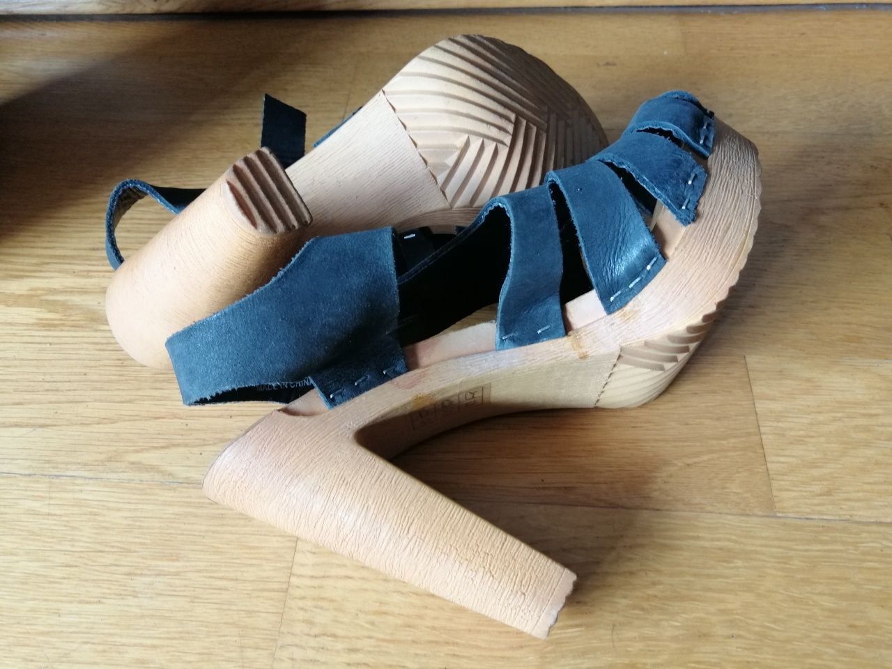 Sandały na słupku nowe