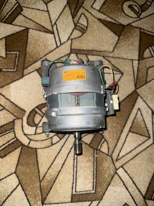 Продам мотор от стиральной машины Indesit 102