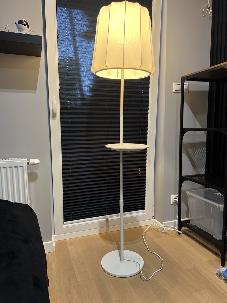 IKEA VARV Lampa stojąca z ładowarką
