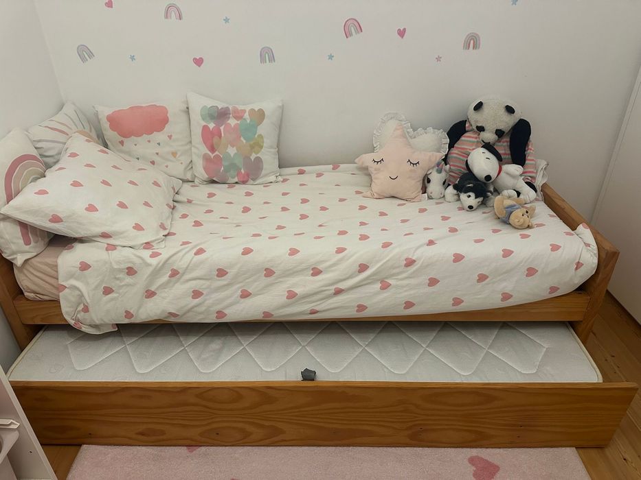 Cama dupla com colchões