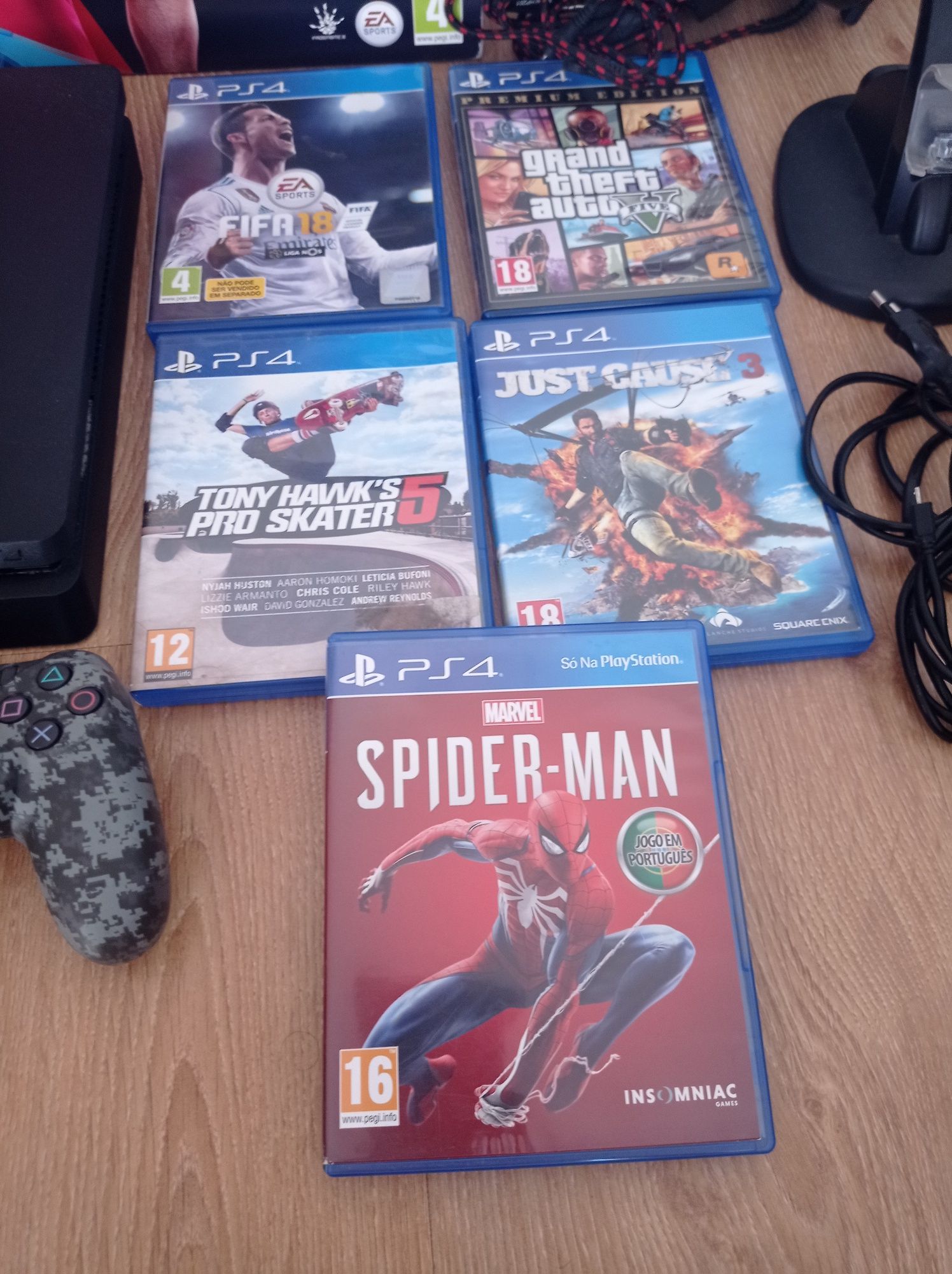 PS4 Slim + 2 comandos + 5 Jogos