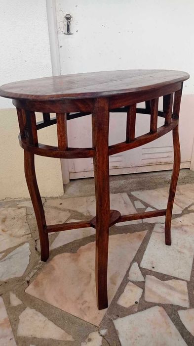 Vende-se mesa de madeira