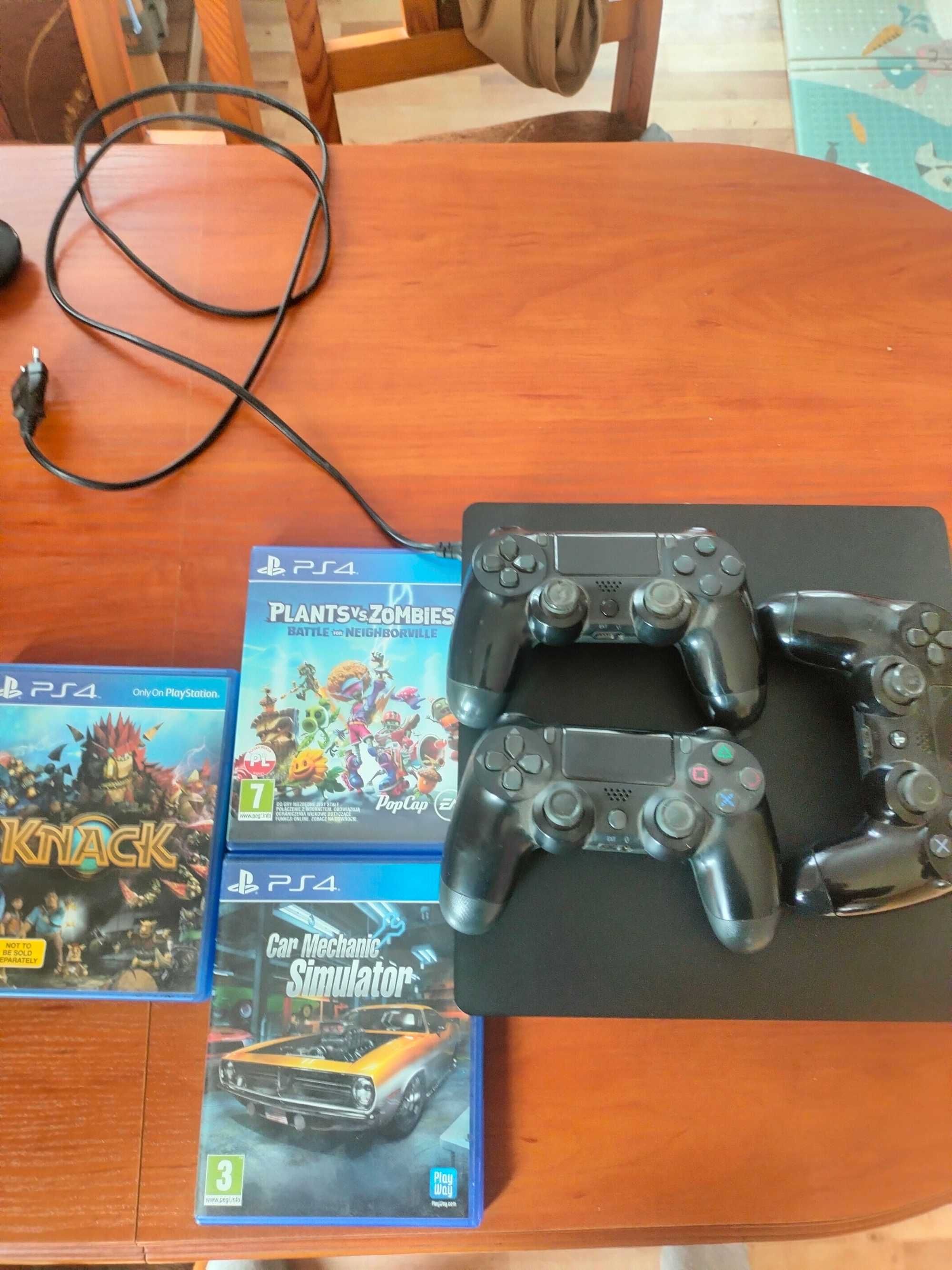 Sprzedam ps 4 w dobrym stanie Plus gry