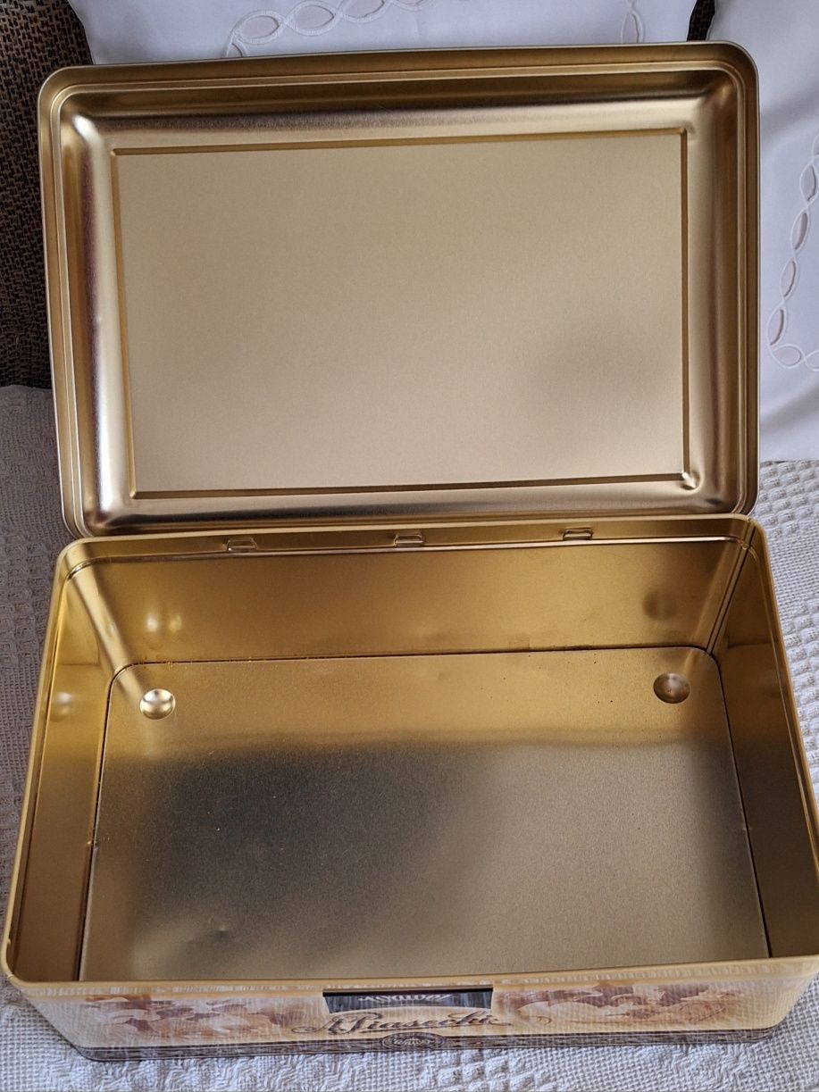 Duża puszka, pojemnik metalowy.