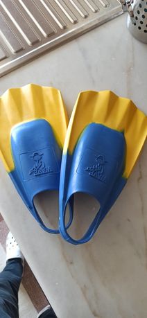 Vendo pés de pato wave gripper azul/amarelo SMALL