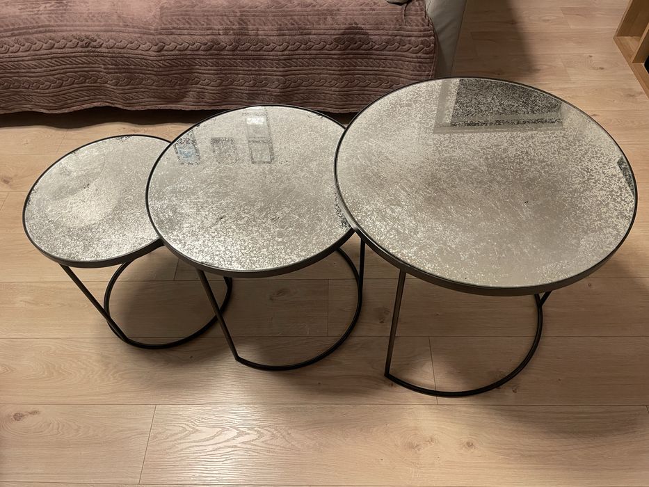 Zestaw trzech stolików kawowych zakupionych w Nap