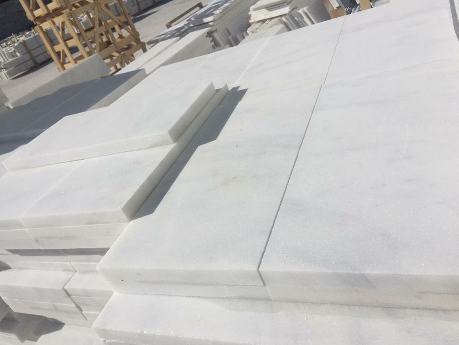 Marmore branco bujardado