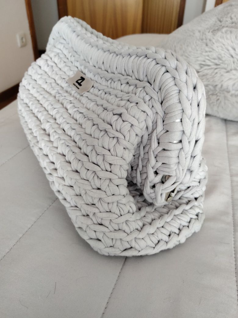 Bolsa de mão em trapilho