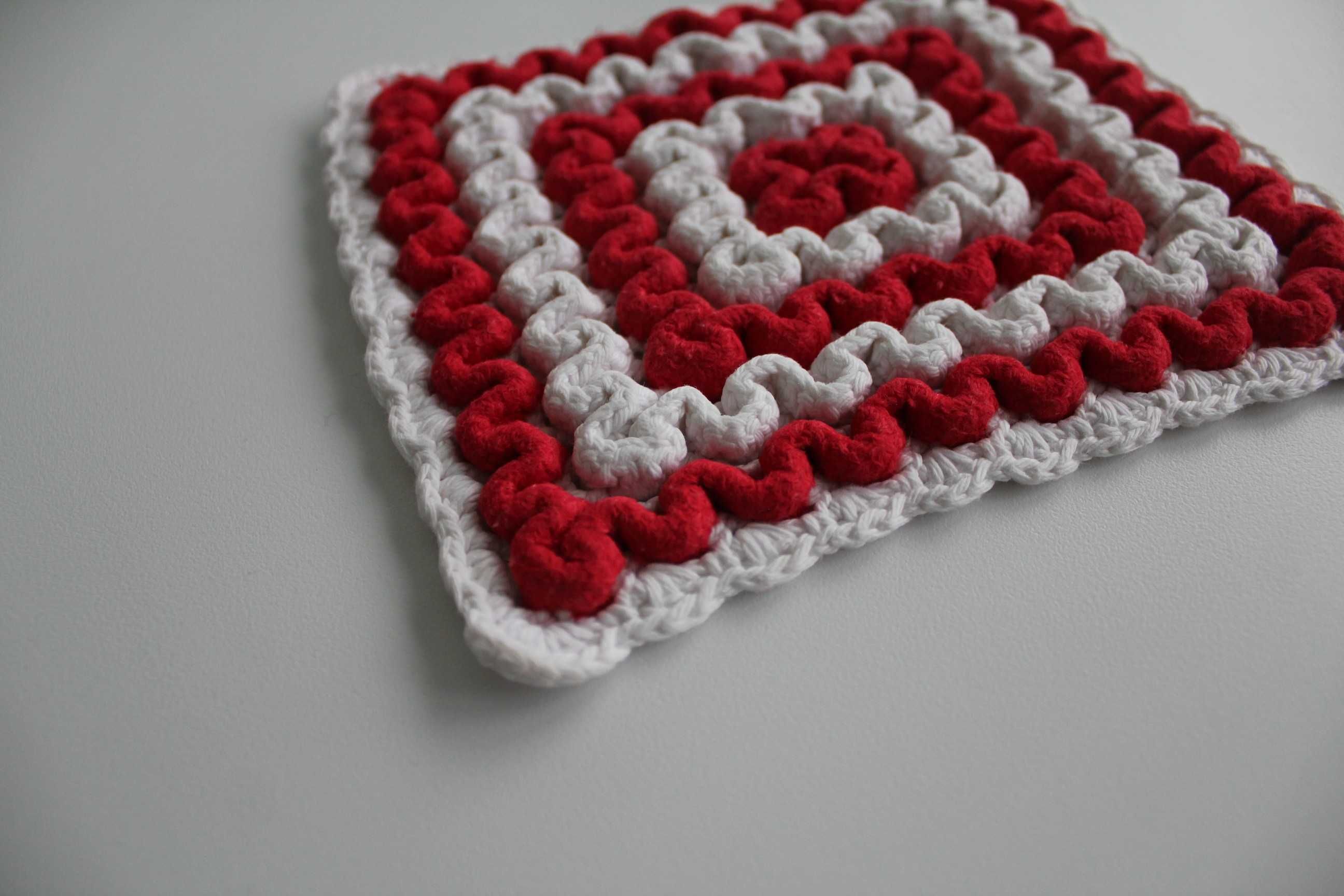 Biało-czerwona łapka kuchenna w stylu vintage 15,5 cm x 13,5 cm
