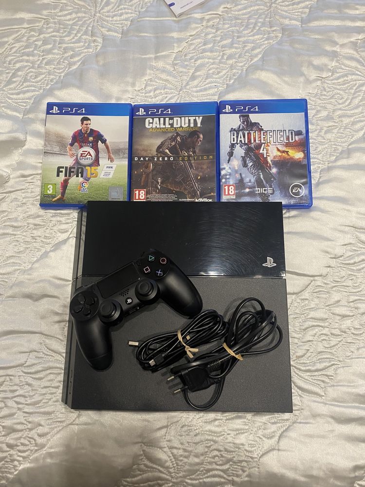 Ps4 com 3 jogos e cabos