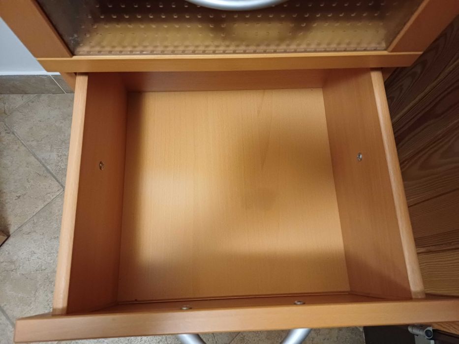 Zgrabna, pojemna szafka do łazienki, ewentualnie do garderoby.