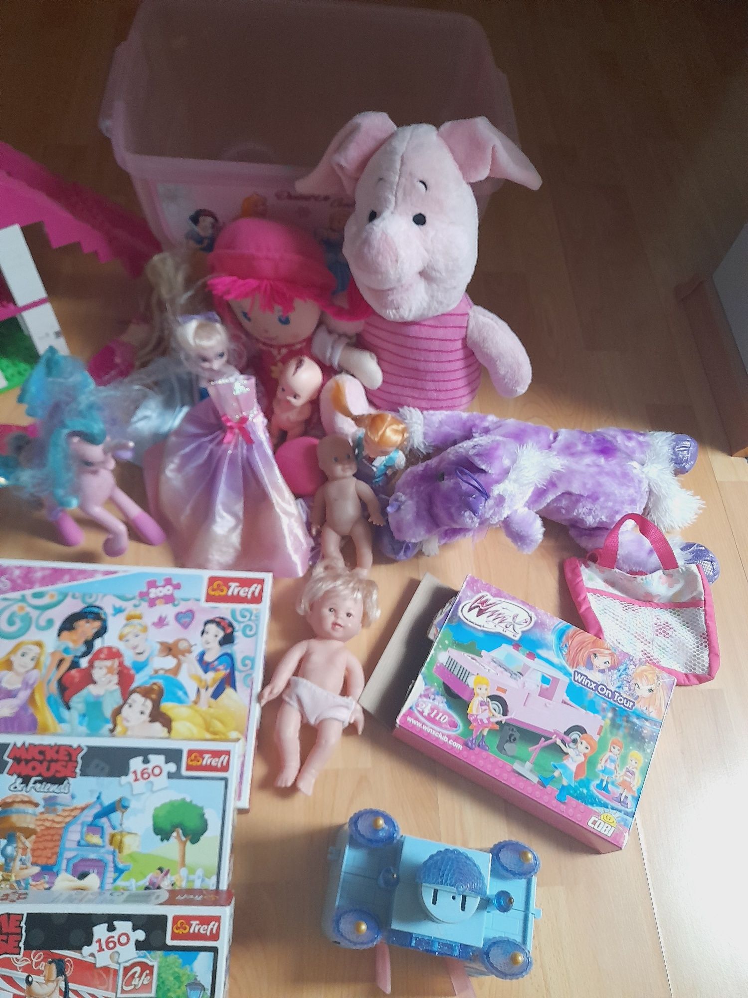 Zestaw dla dziewczynki domek hello kitty, lalki,puzzle i inne