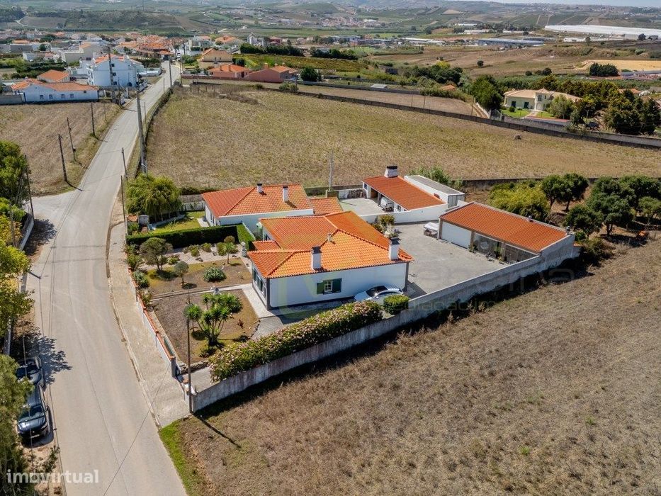 Quintinha com piscina inserida em terreno com 2950 m2