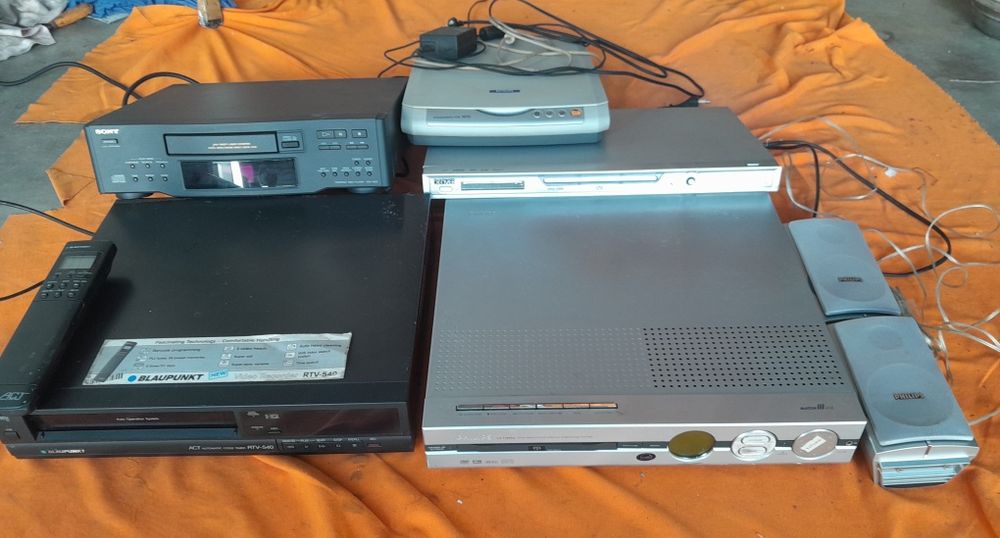 Leitores de DVD.  e um de digitalização VHS não está disponível