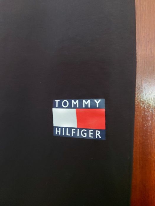 Saia básica preta da Tommy