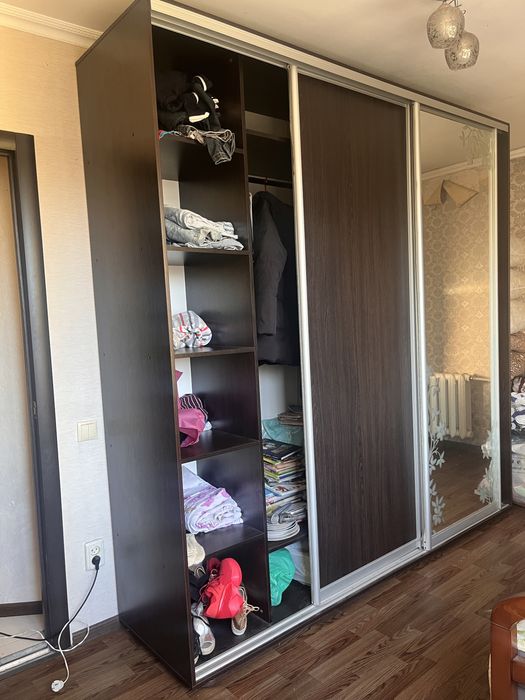 Шкаф купе золотого цвета