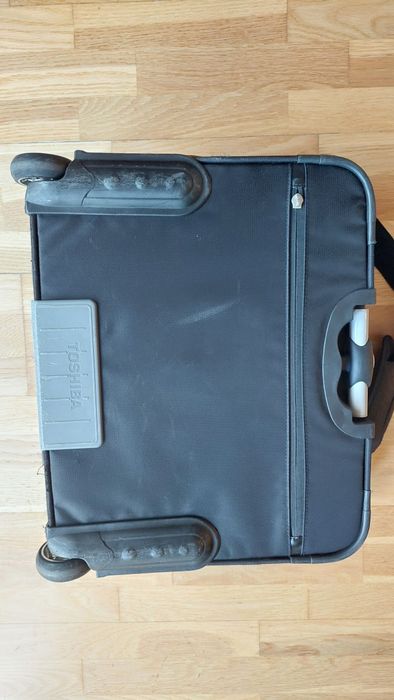 Mala pequena de viagem, com trolley. Muito robusta.