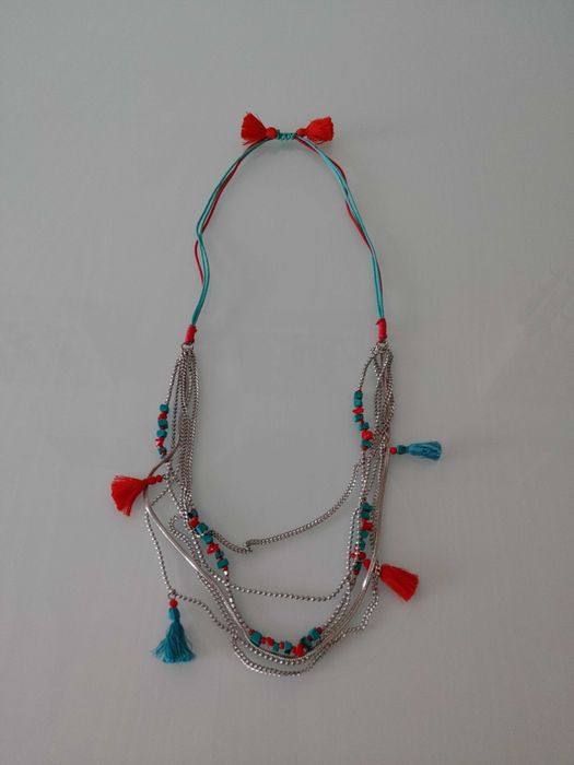 Colar de missangas coloridas, metal e borlas
