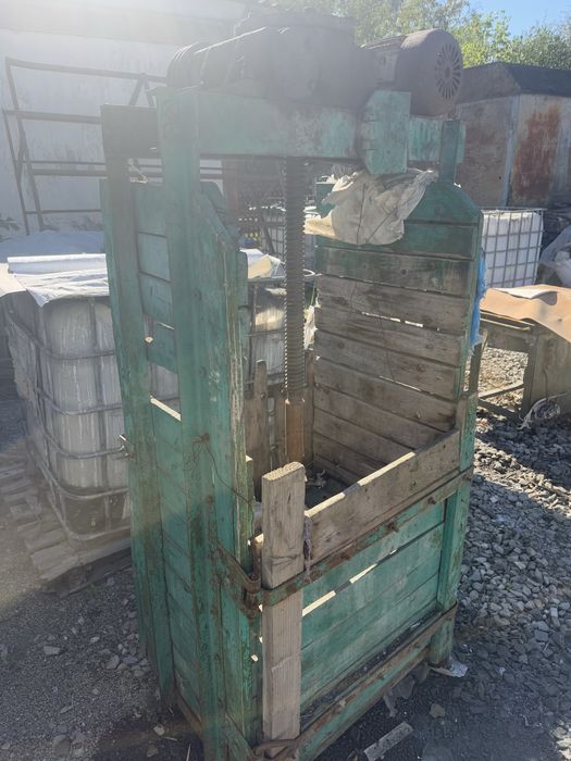 Продам прес для макулатури