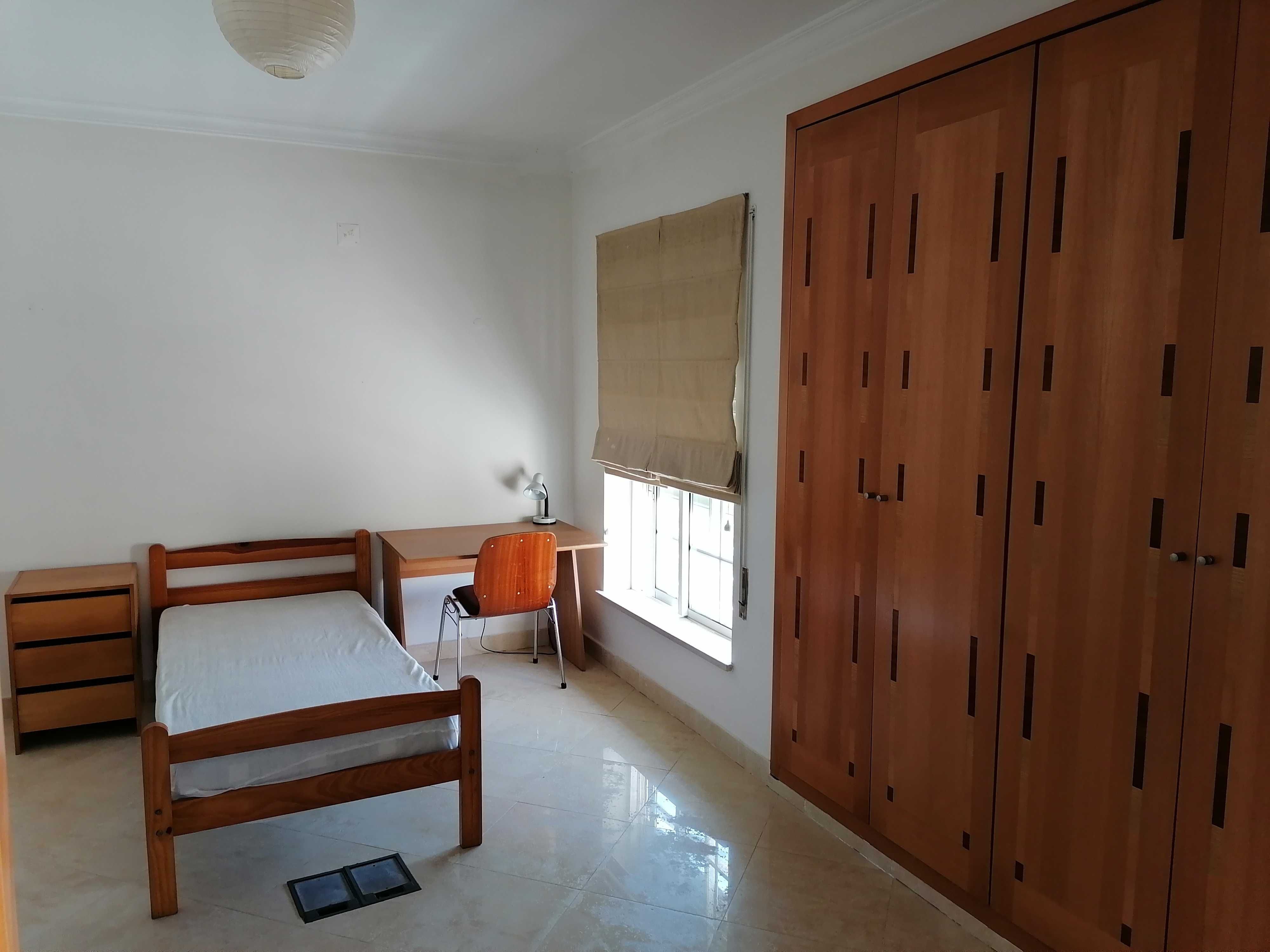 Quarto individual para rapariga estudante em Gambelas - Faro