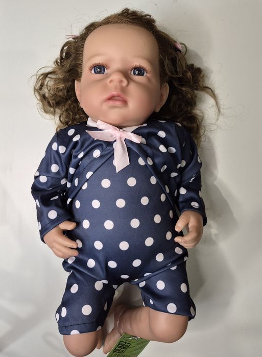 Realistyczna lalka bobas z niebieskimi oczami