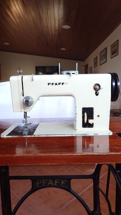 Máquina de Costura Elétrica PFAFF