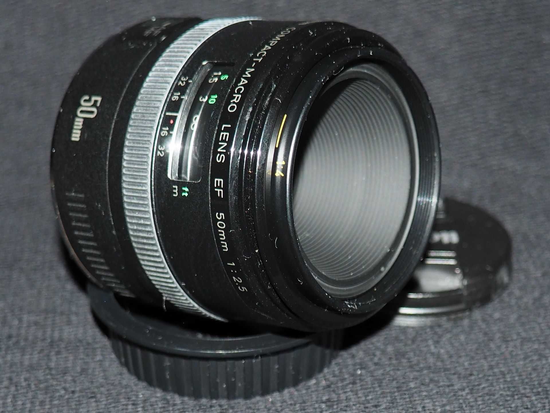 Obiektyw Canon EF 50mm f/2.5 Compact Macro.