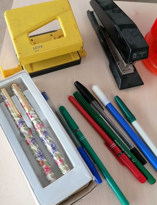 Furador, agrafador, canetas e outros, tudo por 5€