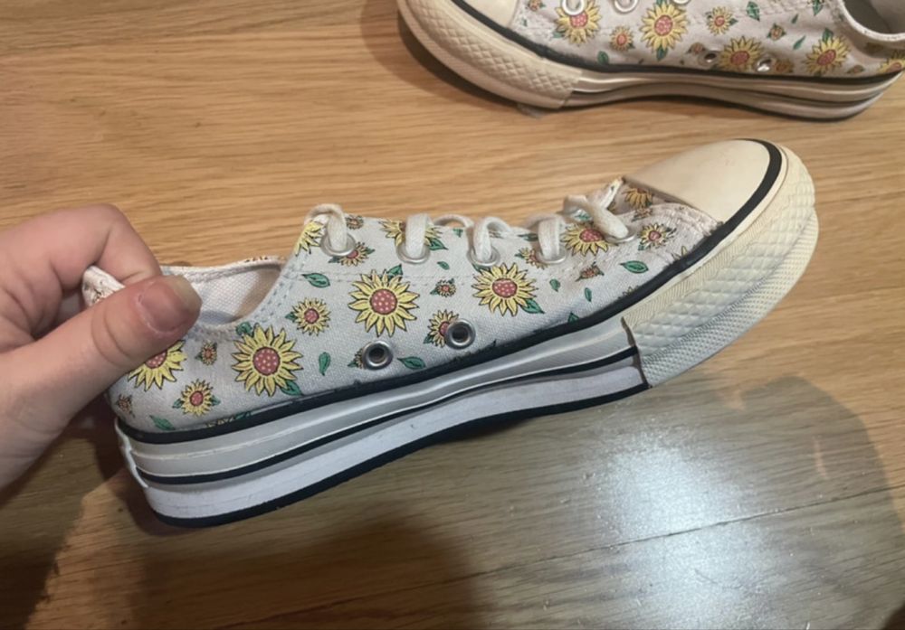 Vans floridos brancos
