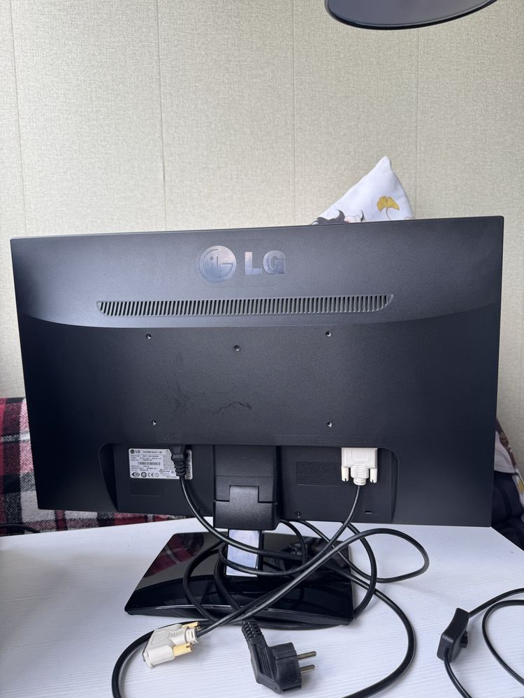 Монітор LG Flatron E2441T-BN.