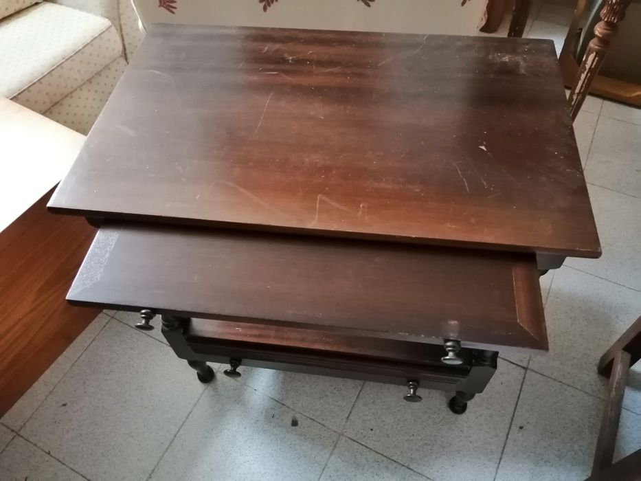 Mesa de apoio com prateleira extensível