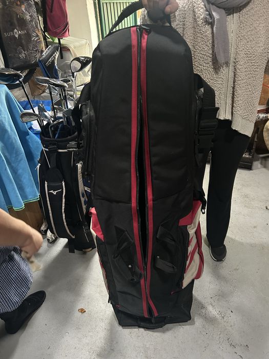 Sacos e vários tacos de Golfe