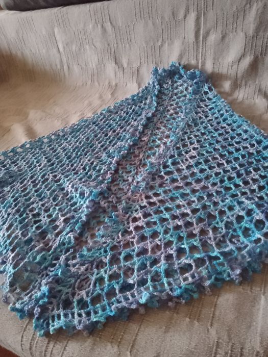 Шаль в'язана гачком блакитно фіолетового кольору . Ручної роботи .