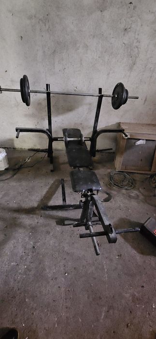 Ławeczka z sztanga i obciążeniem