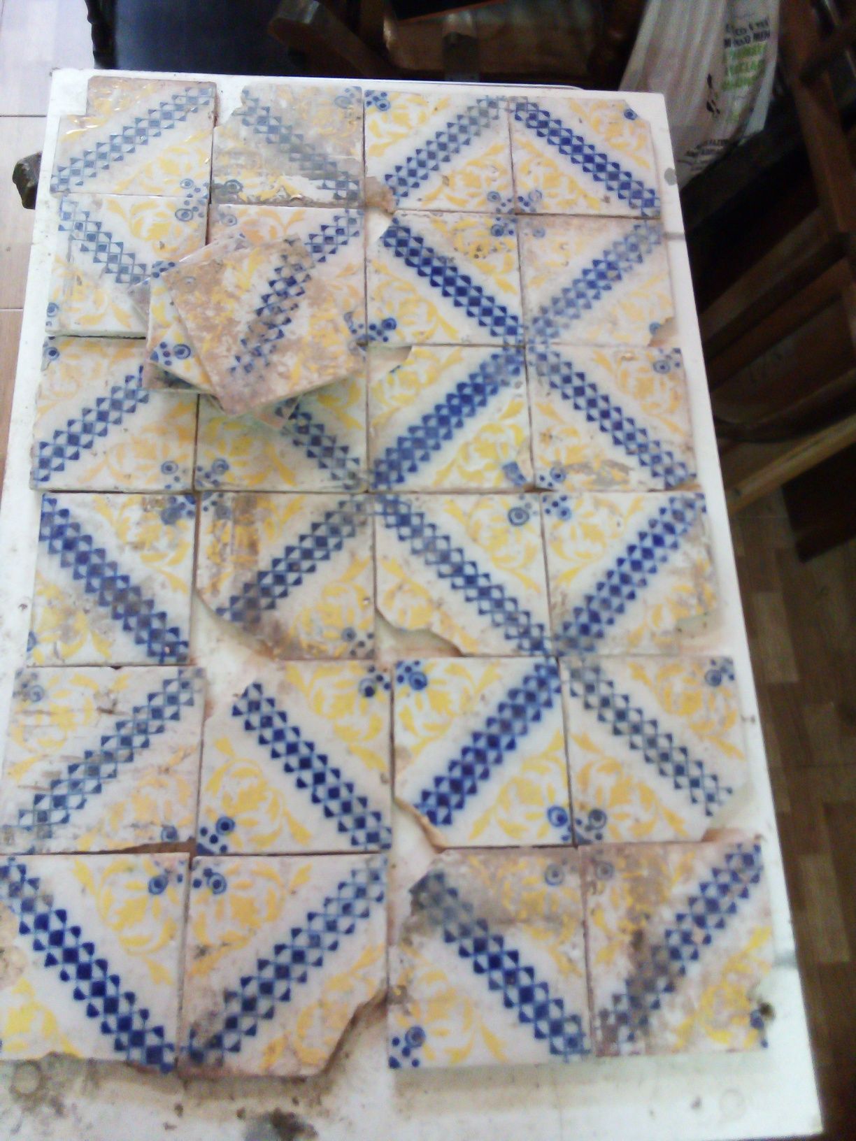 25 azulejos seculares.