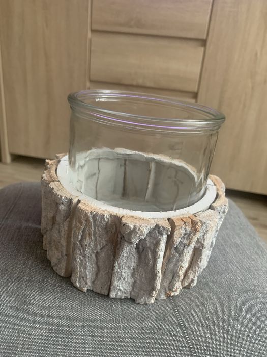 Ozdobny szklany pojemnik w oprawie z bielonego drewna