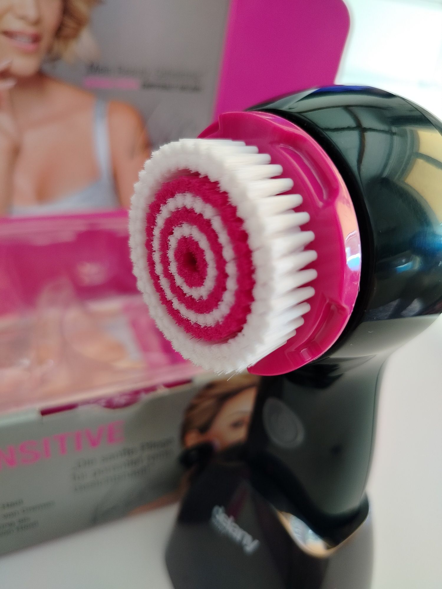 Nowy masażer do twarzy szczotka Delany Beauty Sonic Sensitive makijaż